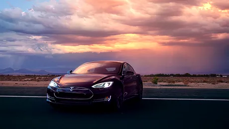 Şoferul unei Tesla a murit într-un accident rutier în timp ce maşina se afla pe pilot automat - VIDEO