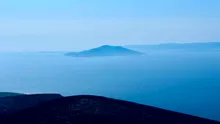 Paradisul din Marea Egee, scos la vânzare! Cât costă insula de 22 de hectare cu plaje spectaculoase și peisaje sălbatice