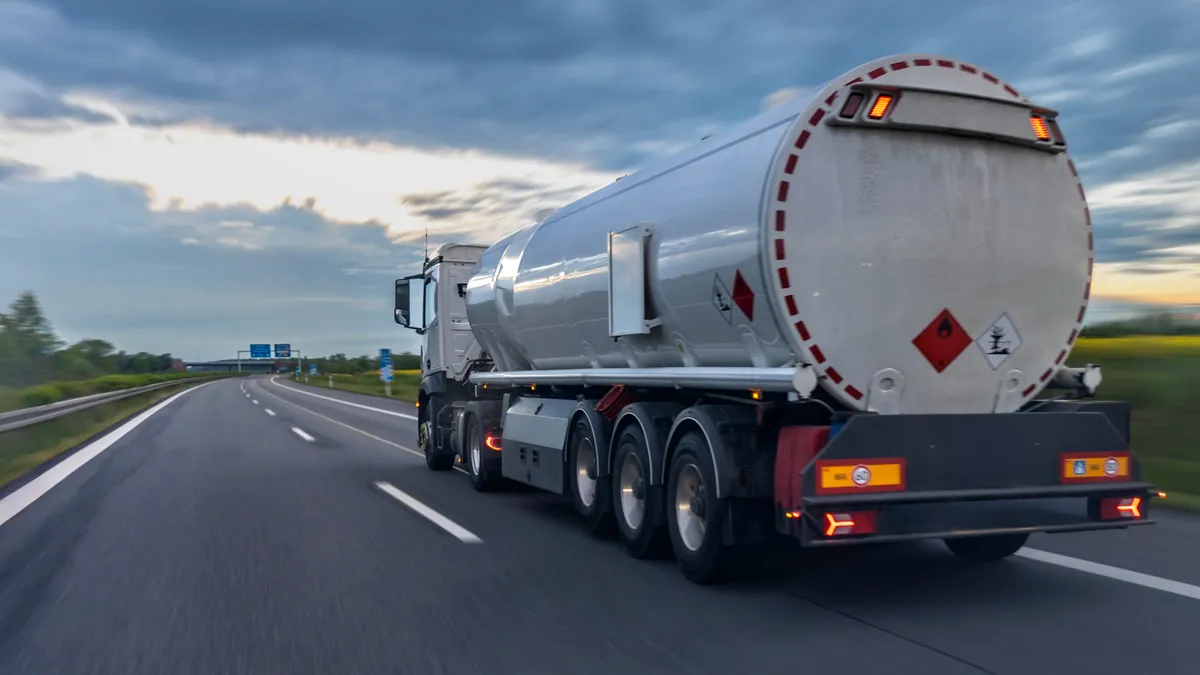 Transportul mărfurilor periculoase pe șoselele României se va face după noi reguli. Abaterile grave pot duce la imobilizarea camioanelor