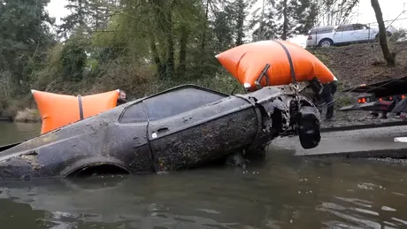 Un Ford Mustang dispărut acum 40 de ani a fost găsit în apă. Au scos noroiul din el cu lopata