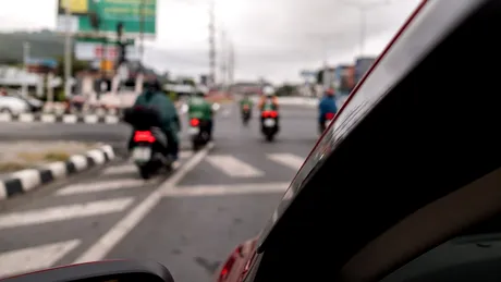 Video - Este legal să te strecori cu motocicleta printre mașini? Un instructor moto explică zona gri din legislația rutieră