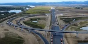 Video – A7 Adjud – Bacău se deschide în aproximativ o săptămână. UMB a mobilizat 250 de muncitori și 220 de utilaje