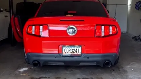 Un tată și-a lăsat copilul de 7 ani să pornească un Mustang fără să-și dea seama că mașina era în viteză - VIDEO