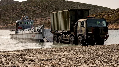 Forțele Aeriene cumpără ateliere mecanice mobile transportabile pe vehicule. Acestea permit reparații pe câmpul de luptă sau în teren neamenajat