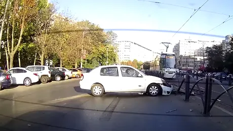 O şoferiţă începătoare provocă un accident deşi avea viteză mică. Cum a fost posibil - VIDEO