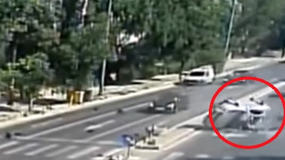 O șoferiță a fost aruncată prin trapa deschisă a mașinii pe un bulevard din Timișoara