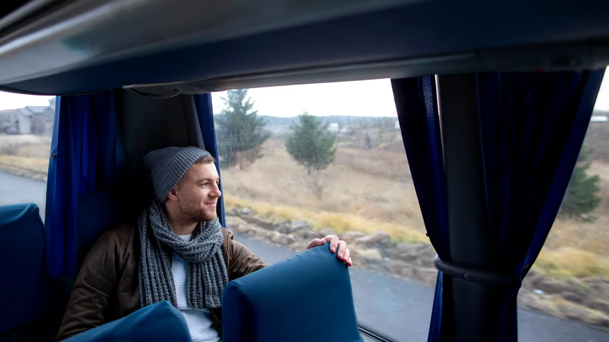 CEO caută un furnizor de servicii de transport în următoarele 14 luni pentru angajații S.E. Rovinari. Valoarea contractului este de 700.000 de euro, iar vehiculele puțin poluante sunt preferate