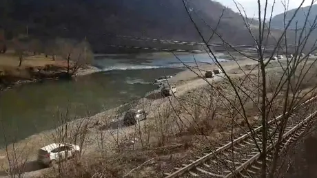 După ce şoseaua de pe Valea Oltului a fost blocată de un accident, câţiva şoferi au luat-o prin albia Oltului - VIDEO