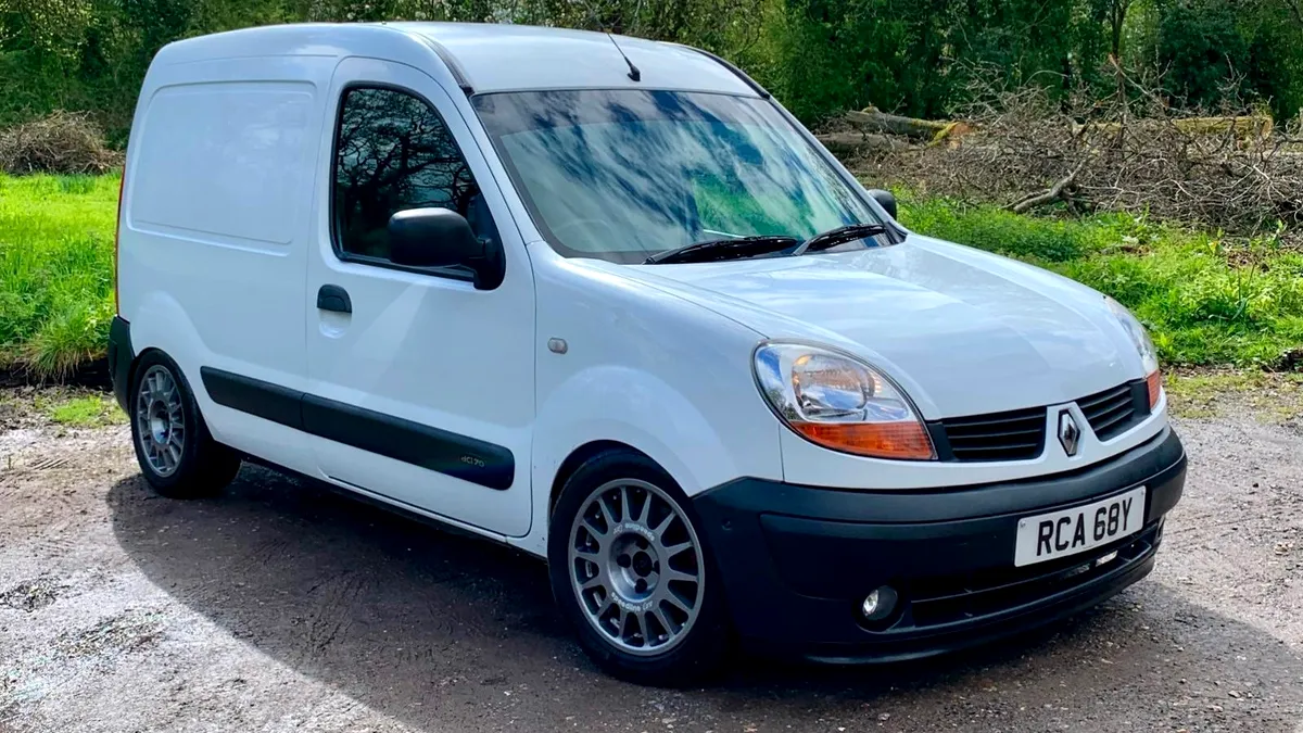 Nu vei ști ce te-a lovit. Renault Kangoo cu motor de 200 CP este sleeperul perfect