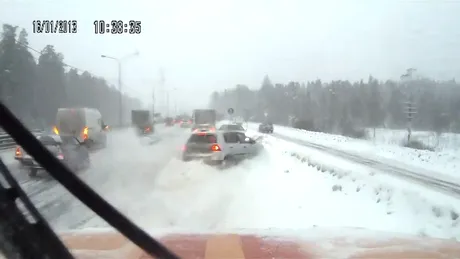 Vine zăpada! Accident în lanţ pe autostradă - VIDEO
