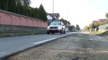O stradă din Brașov asfaltată în campania electorală a fost decopertată pe jumătate