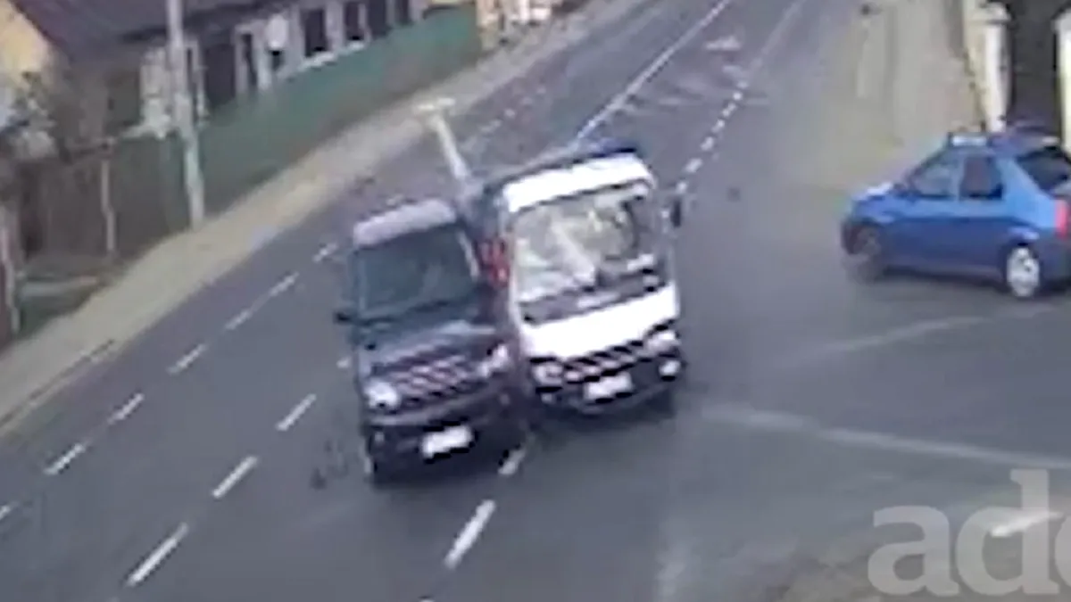 O localnică din Buzău s-a trezit cu o mașină în casă. SUV-ul a ricoșat dintr-un accident rutier - VIDEO