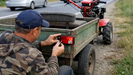 Dacă pui bec și stopuri ca la bicicletă pe un motocultor cu remorcă, poți circula legal cu el pe drumul public?