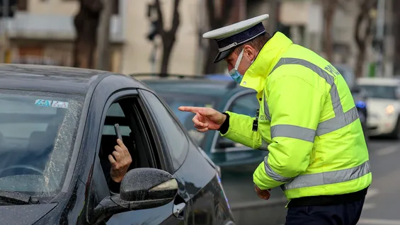 2025: Ai dreptul să filmezi un polițist pe domeniul public? Ce e legal și ce e interzis în timpul unui control