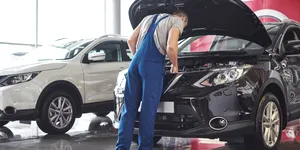 Zeci de service-uri auto și firme de asigurări, amendate de Consiliul Concurenței: Înțelegere de tip cartel