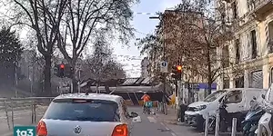 Video | Momentul dramatic în care un tramvai plin cu pasageri deraiază în Milano. Bilanț provizoriu: 2 morți, 54 de răniți