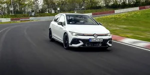 Hatchback-urile cu motor pe benzină nu vor dispărea prea curând. VW Golf GTI și R vor continua să existe