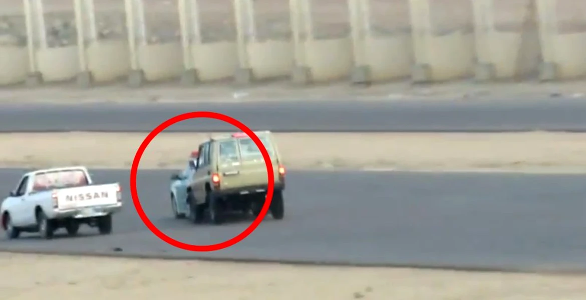 VIDEO: Poliţist arab urmărit cu maşinile de drifteri