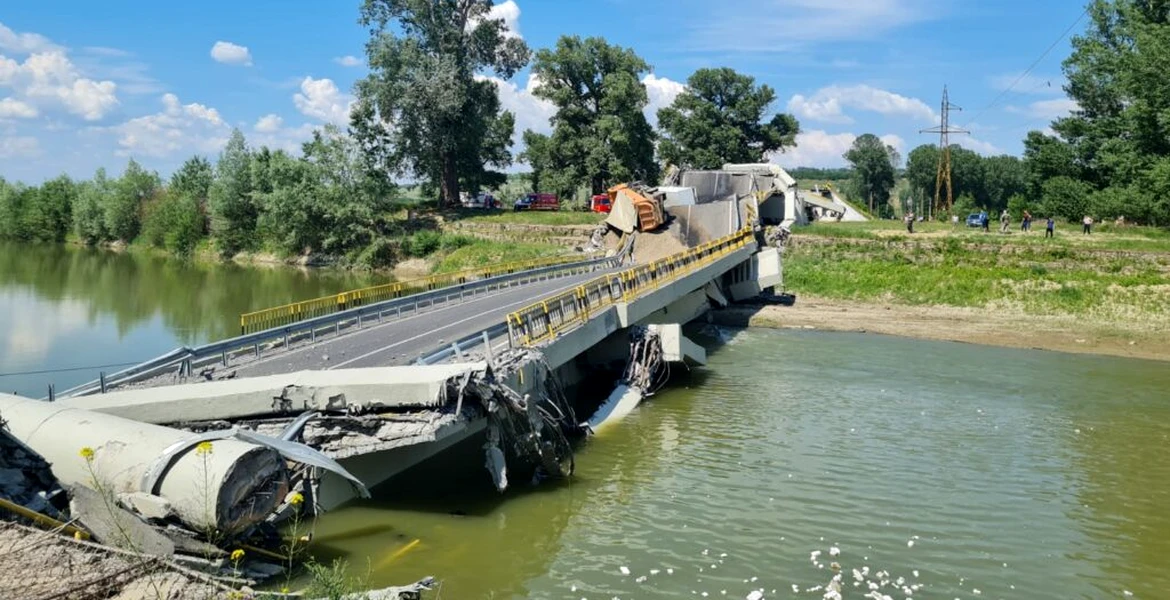 Un pod care traversează râul Siret s-a rupt. Acesta fusese reparat în 2021