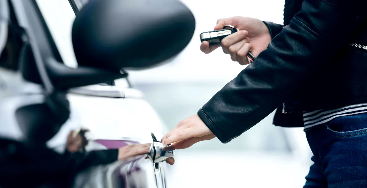 Aproape 300.000 de euro câştigaţi în doar o lună din comerţul cu „autoturisme de mare putere” la mâna a doua. Care este „reţeta”