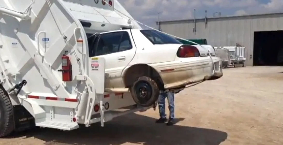 Mai nou, camioanele de gunoi pot „mânca” o maşină. VIDEO