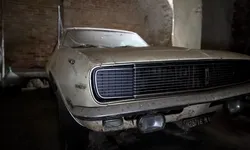 Un Chevrolet Camaro a fost găsit în subsolul unui conac abandonat. Cum arată mașina după ce a stat ani de zile – VIDEO