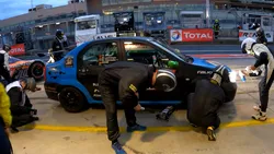Dacia Logan concurează la Nürburgring printre supercaruri GT3. Competiție la care participă și Max Verstappen
