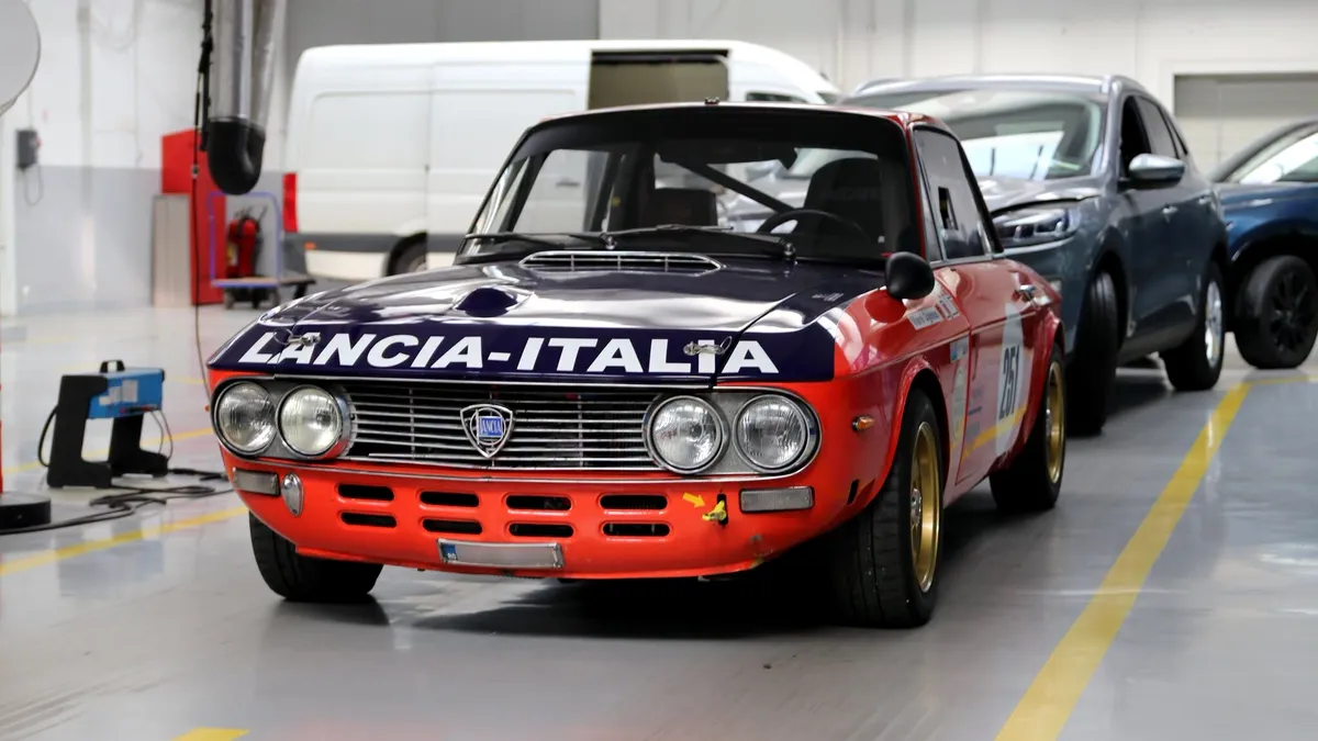 Un exemplar clasic Lancia Fulvia Coupe Rallye 1.6 HF, pregătit pentru Monte Carlo, documentat la RAR Grivița  