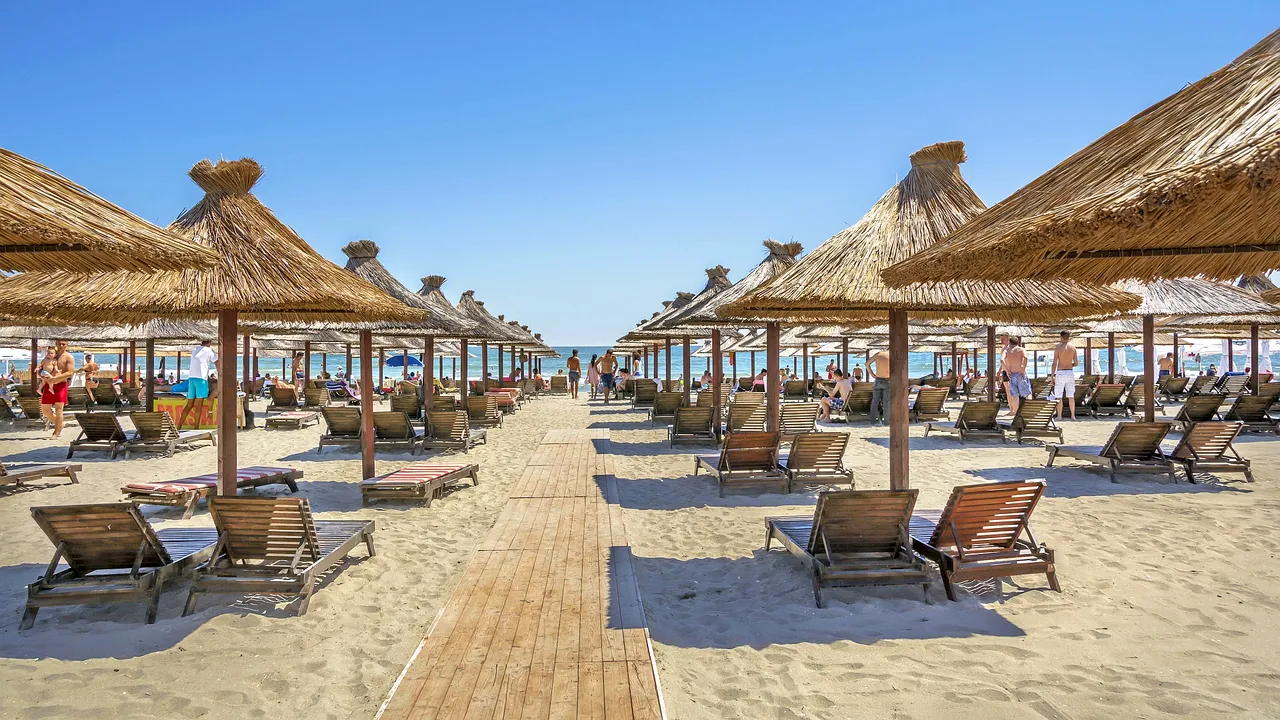 shutterstock_mare-mamaia-plaja 