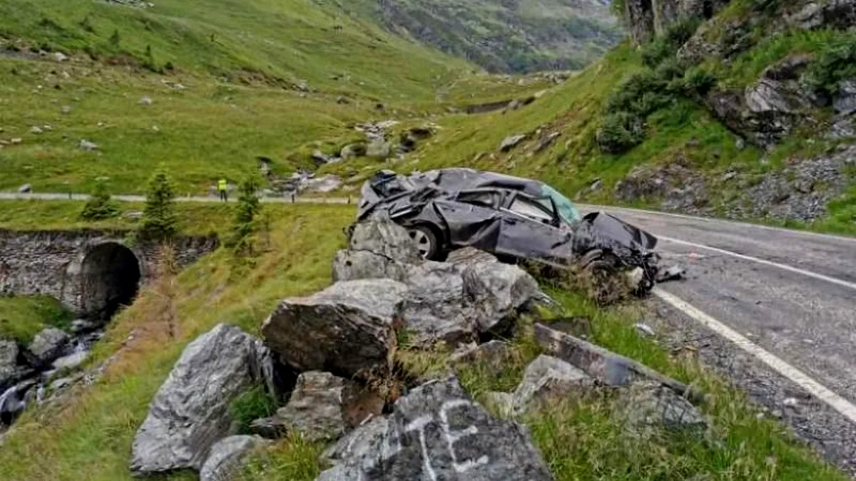 Tragedie pe Transfăgărășan! Au căzut în gol cu mașina