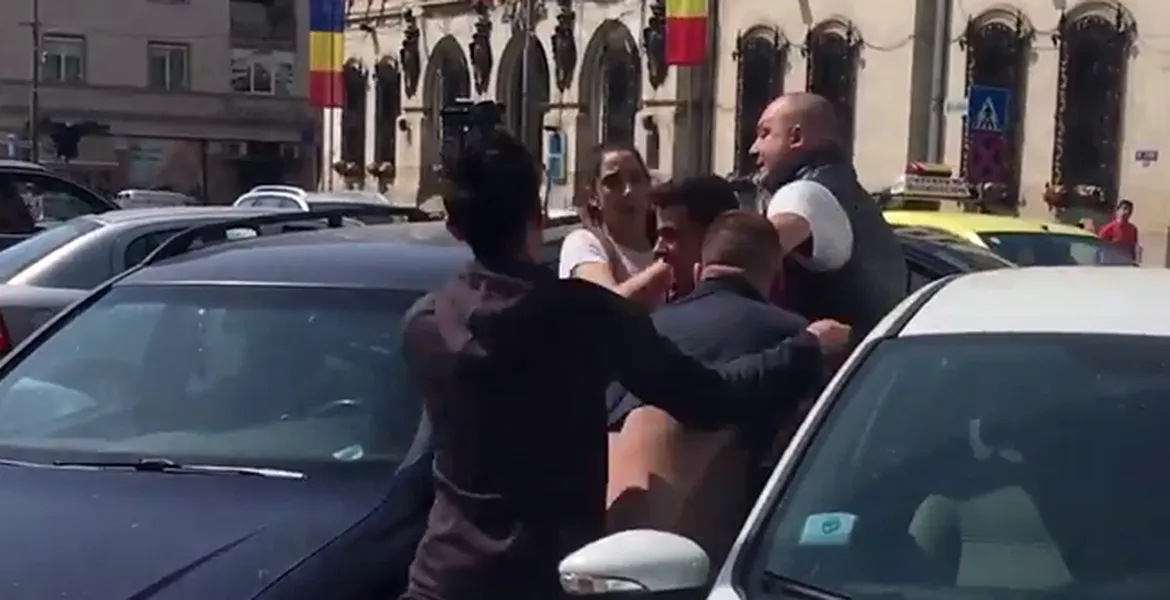 Bătaie cu pumni şi picioare pentru un loc de parcare [VIDEO]