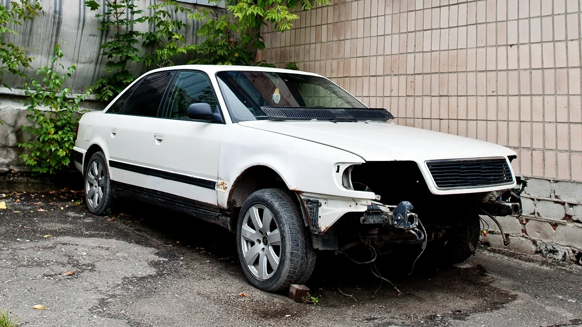 Mașina ta ruginește pe trotuar? Pregătește-te s-o vezi ridicată