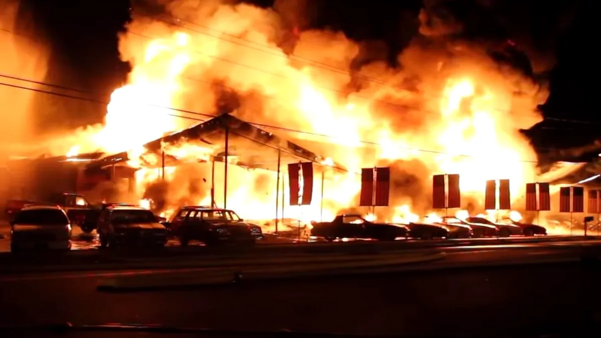 Un parc auto cu peste 50 de maşini de colecţie a ars în întregime - VIDEO