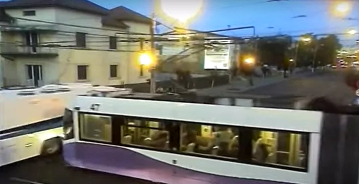 O autospecială încărcată cu deținuți a fost lovită de tramvai – VIDEO