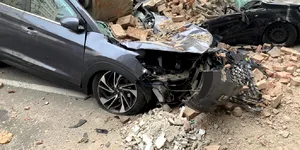 Cutremur în România: Ce faci dacă mașina e avariată de bucăți căzute de pe o clădire sau alte elemente stradale