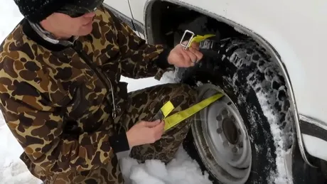 Cel mai bun prieten al şoferului. Îl montezi în 3 secunde şi ieşi de oriunde - VIDEO