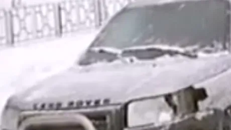 A rămas înzăpezit pe drum, aşa că şi-a abandonat maşina. Ce a descoperit când s-a întors: VIDEO 