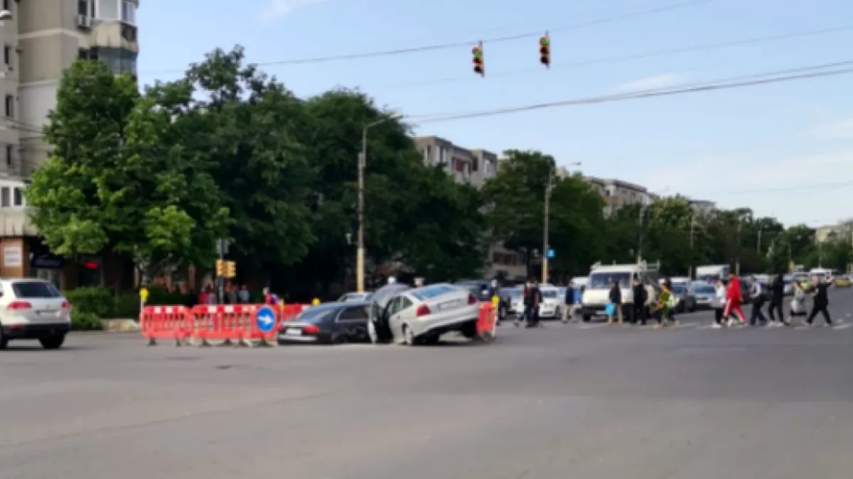 Două mașini conduse de două tinere au căzut într-o groapă în Constanța