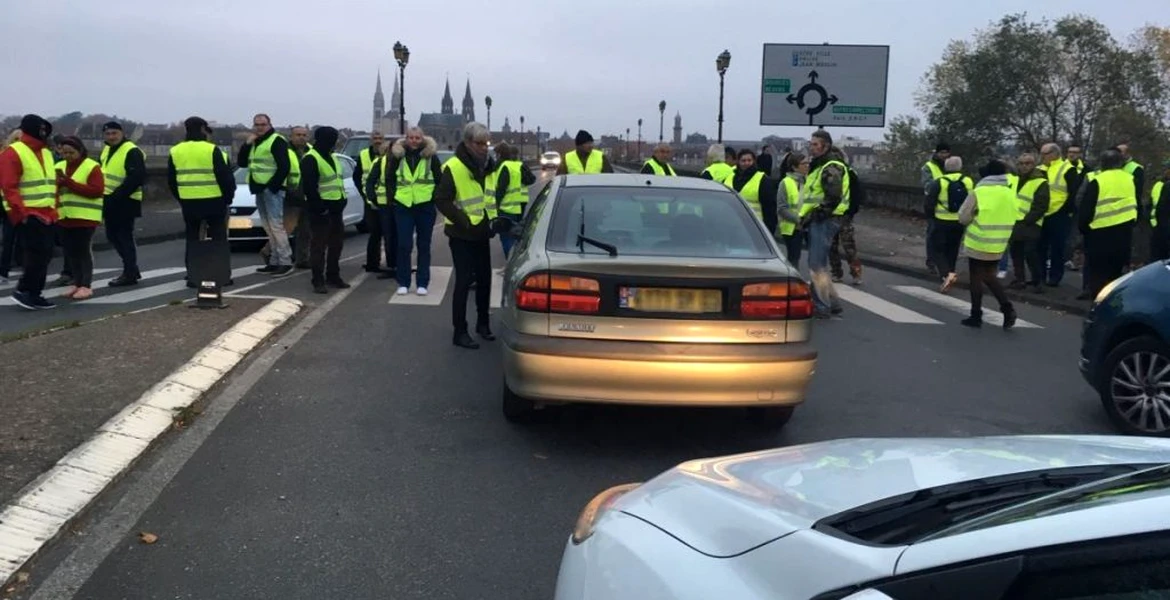Proteste violente împotriva creşterii taxelor la carburanţi în Franţa. O femeie a murit