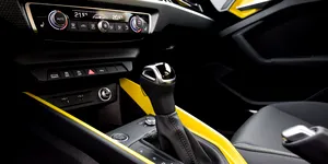 2026: Dacă faci școala de șoferi pe automată, mai poți conduce manuală? Totul despre restricția 78 și cum o poți elimina