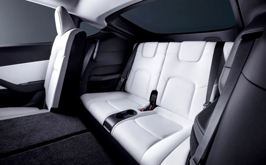 Tesla Model Y cu 7 locuri, în care un rând suplimentar de scaune e amplasat în portbagaj (Sursa foto: tesla.com)
