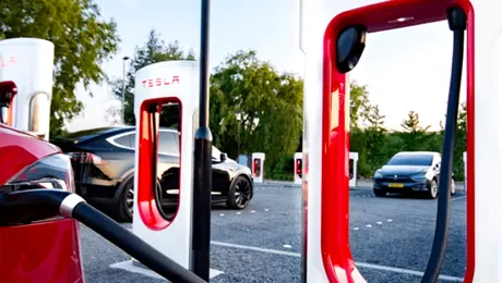 Tesla construiește o stație de încărcare Supercharger, cu 68 de puncte de încărcare, în New York