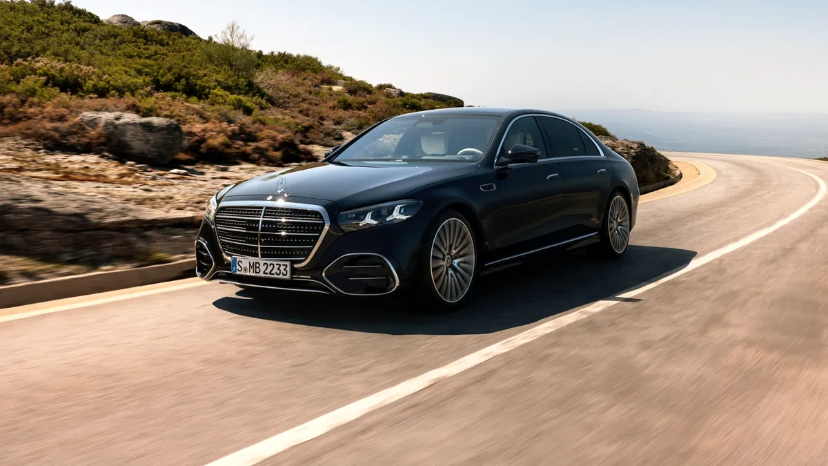 Mercedes-Benz S-Class primește un amplu facelift. Motoare electrificate, AI și tehnologie MB.OS