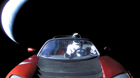 Bruce Willis e la volanul Teslei care a plecat pe Marte. Avem dovada - VIDEO
