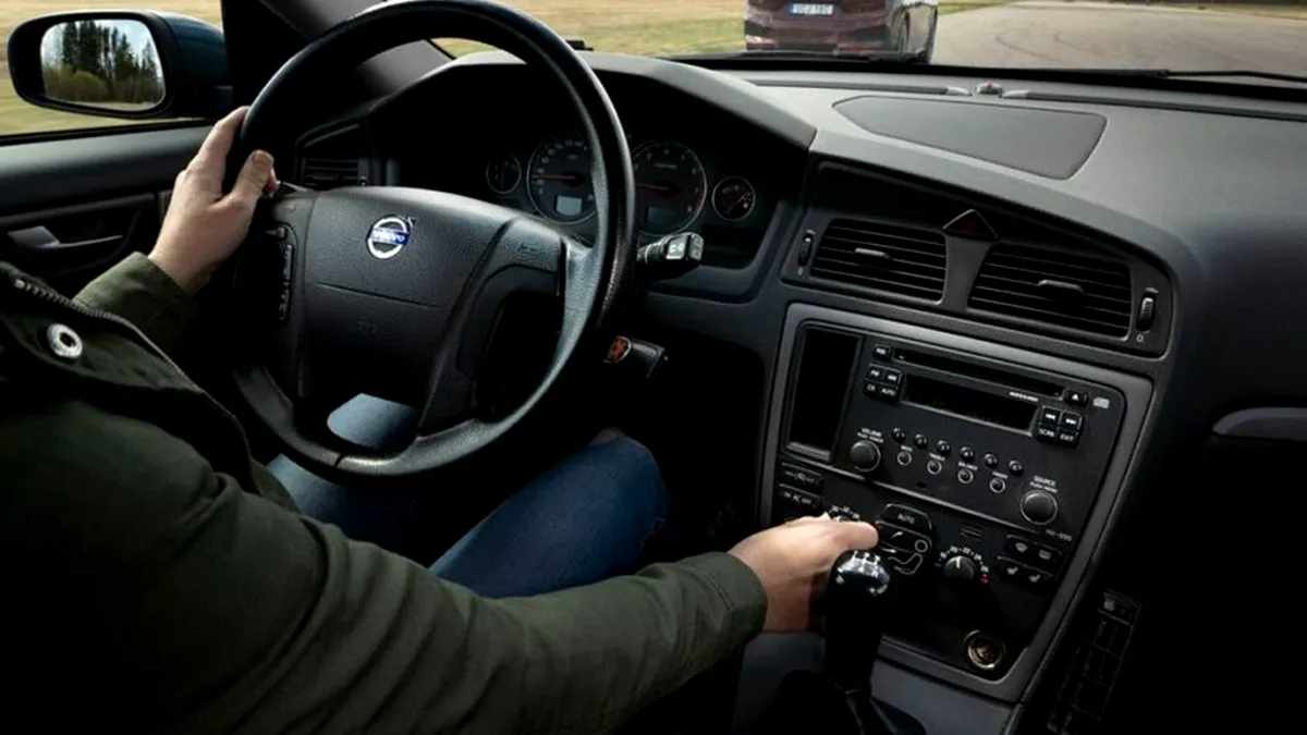 Butoanele clasice sunt mai sigure decât ecranele tactile în timpul condusului. Dacia Sandero este în top