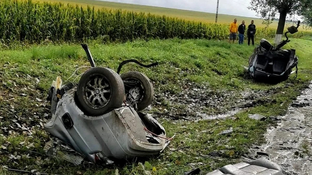BMW rupt în două după ce a intrat într-un cap de pod pe o șosea din Iași