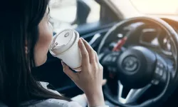 Este legal să bei apă sau cafea în mașină? Ce sancțiuni prevede Codul Rutier