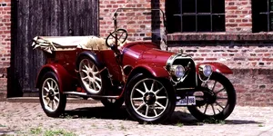 Prima școală de șoferi din România a apărut în București în urmă cu peste 110 ani. Cine era primul instructor auto?