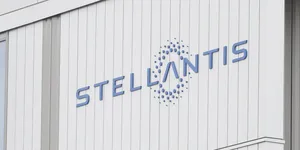 Retragerea Stellantis din sectorul EV-urilor este costisitoare. Grupul înregistrează deprecieri de peste 26 de miliarde de dolari și prețuri în scădere ale acțiunilor