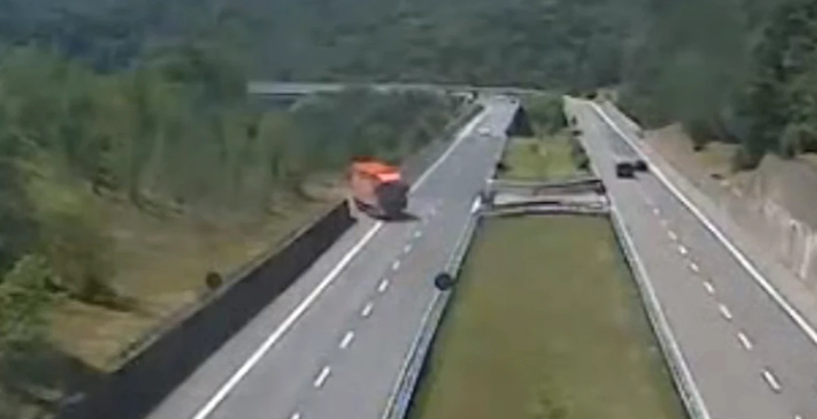 Isprava unui şofer român la volanul unui TIR de 18 metri, pe o autostradă din Italia – VIDEO